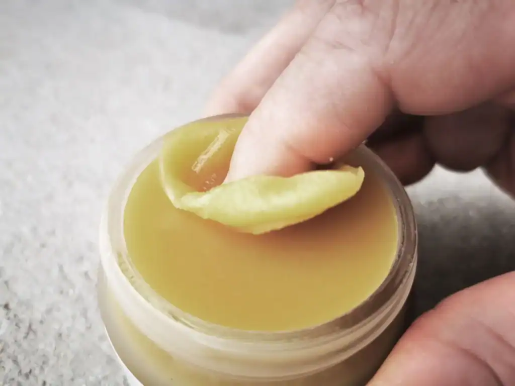 Smrekovo mazilo - zajem s prstom Smrekovit Klasik