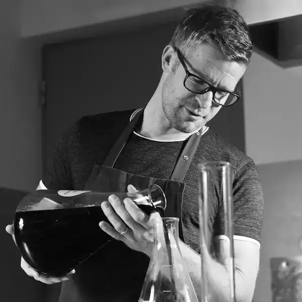 Ivo Konc izdeluje smrekovo mazilo