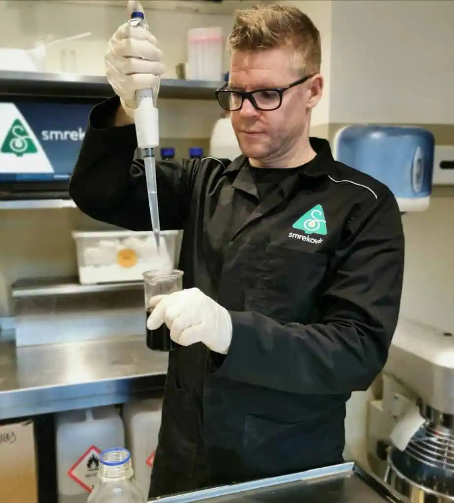 Matic Konc v laboratoriju
