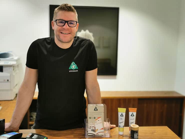 Matic Konc v pisarni