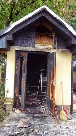 Stavba z delavnico za smrekovo mazilo po požaru