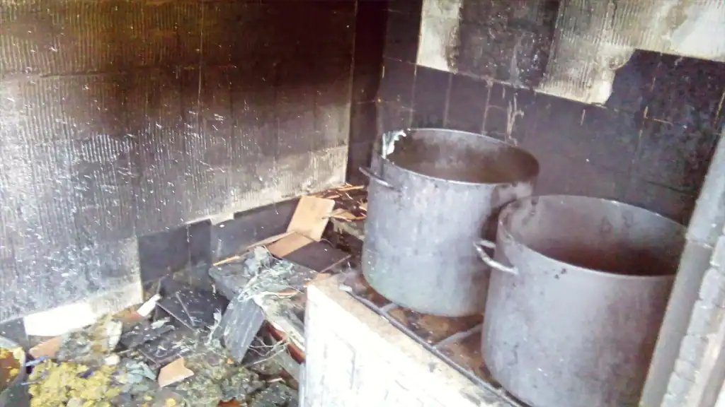 Detajl iz notranjosti pogorele delavnice za smrekovo mazilo