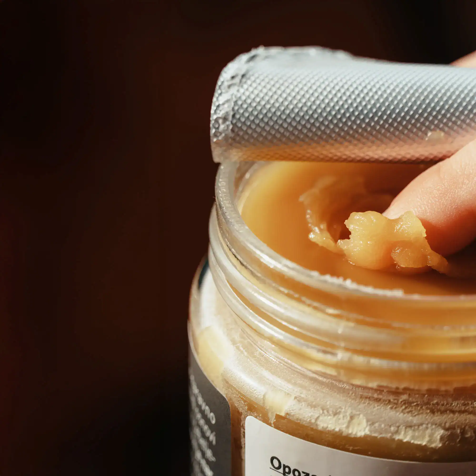 smrekovo mazilo uporaba s prstom